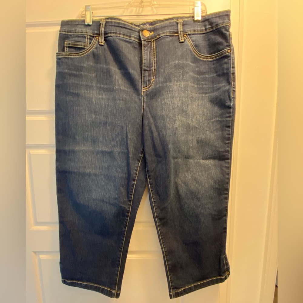 Bandolino jean capris, size 16